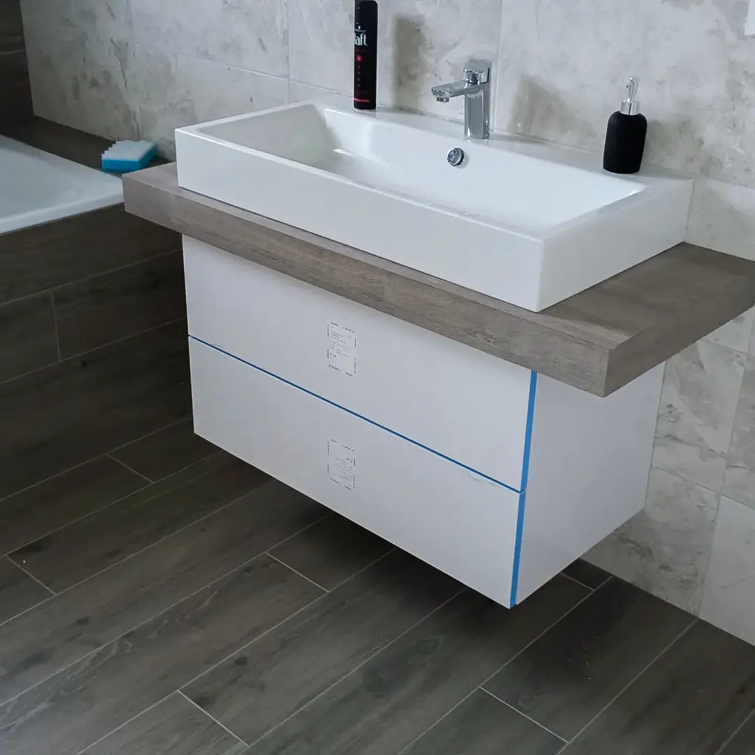 Umyvadlová deska se závěsnou skříňkou